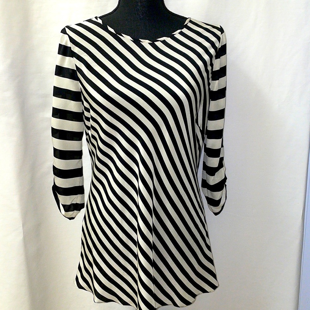 BCBG Black and white silk tunic blouse with open back and 3/4 sleeves Size: M